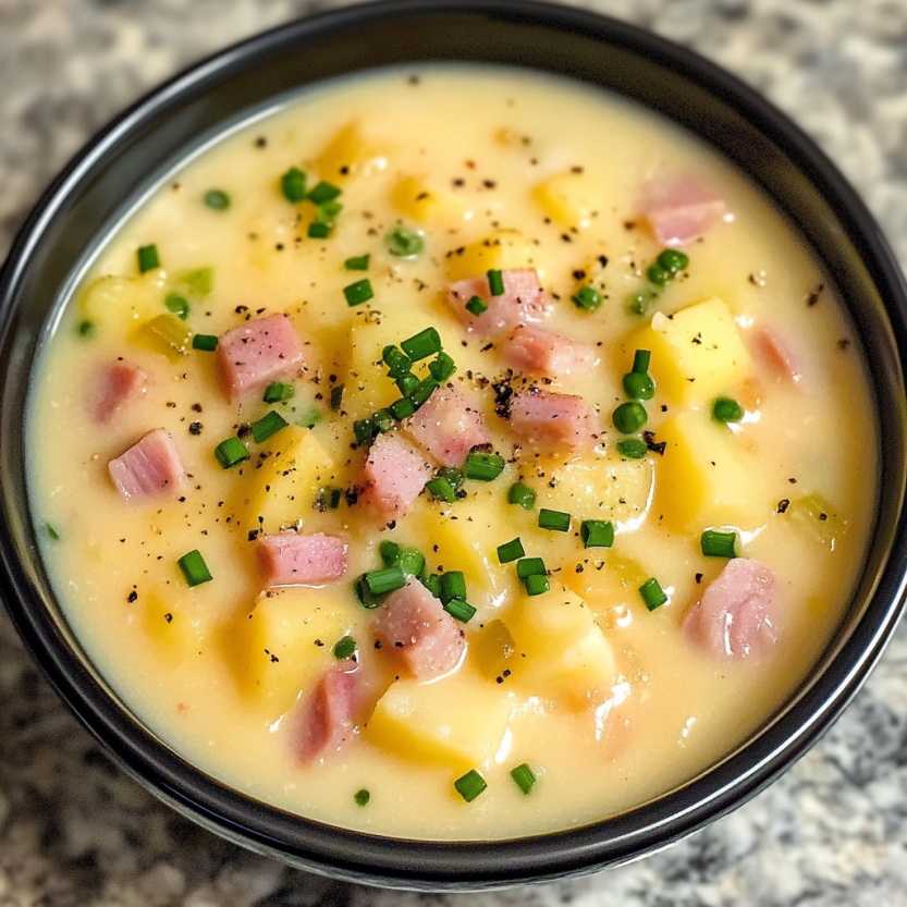 Une soupe de légumes et de viande avec des pommes de terre et des herbes.