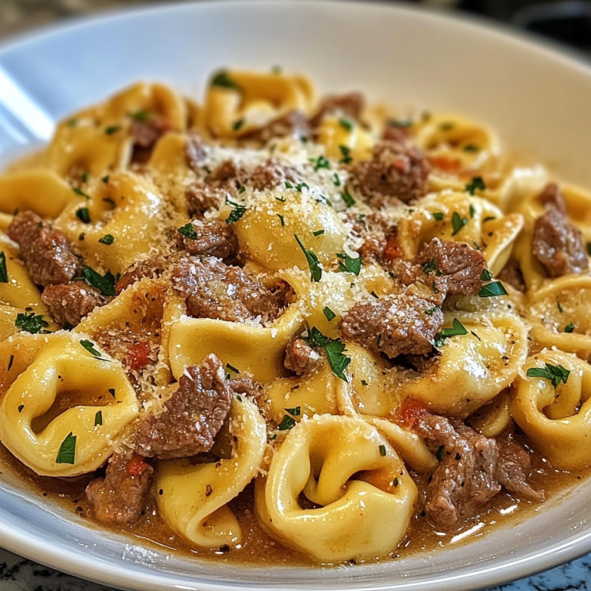 Une assiette de tortellini au cheesesteak.