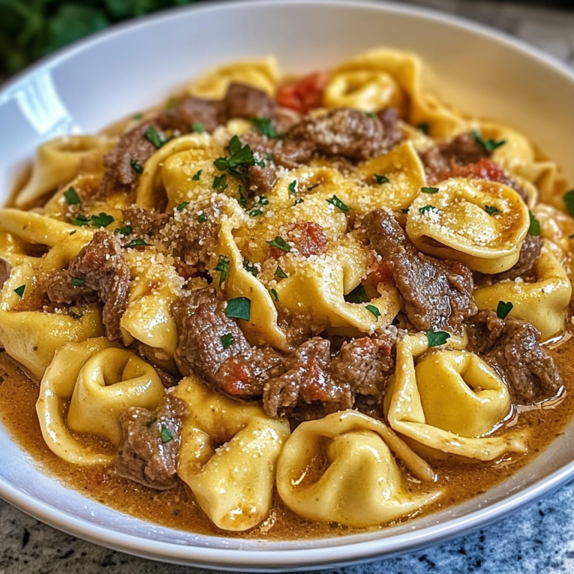 Une assiette de tortellini au cheesesteak.