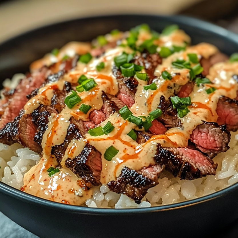Un plat de riz avec des morceaux de viande grillée et une sauce épicée.