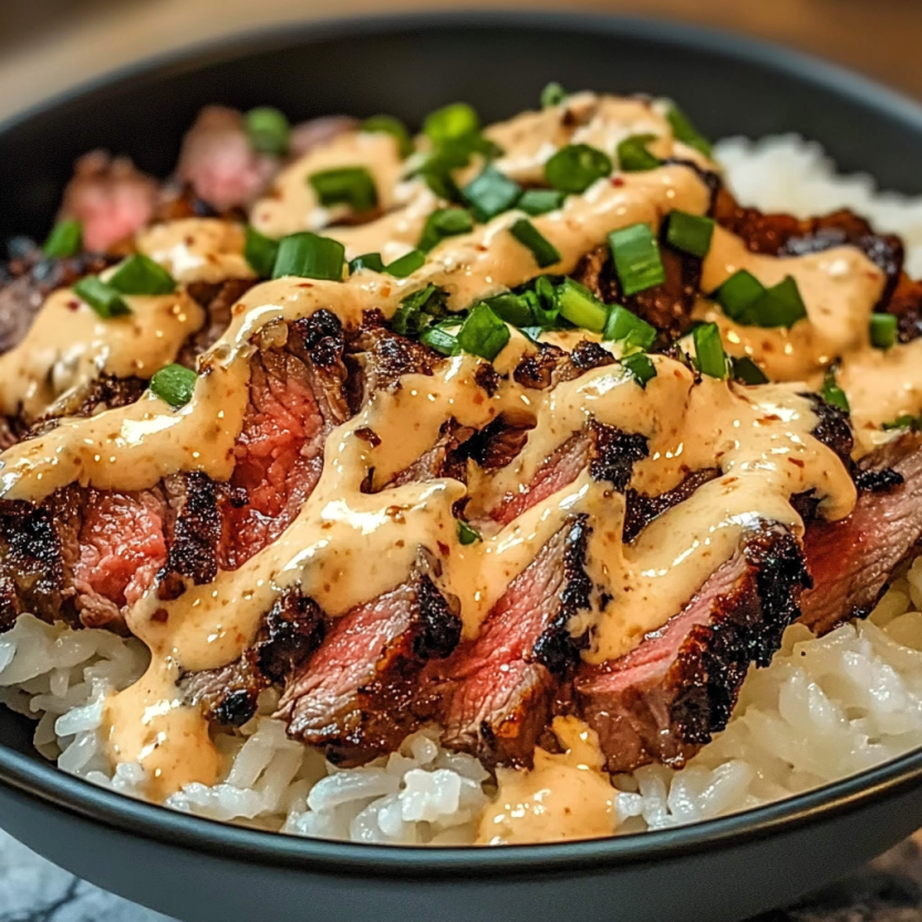 Une assiette de riz avec des morceaux de viande grillée et une sauce piquante.
