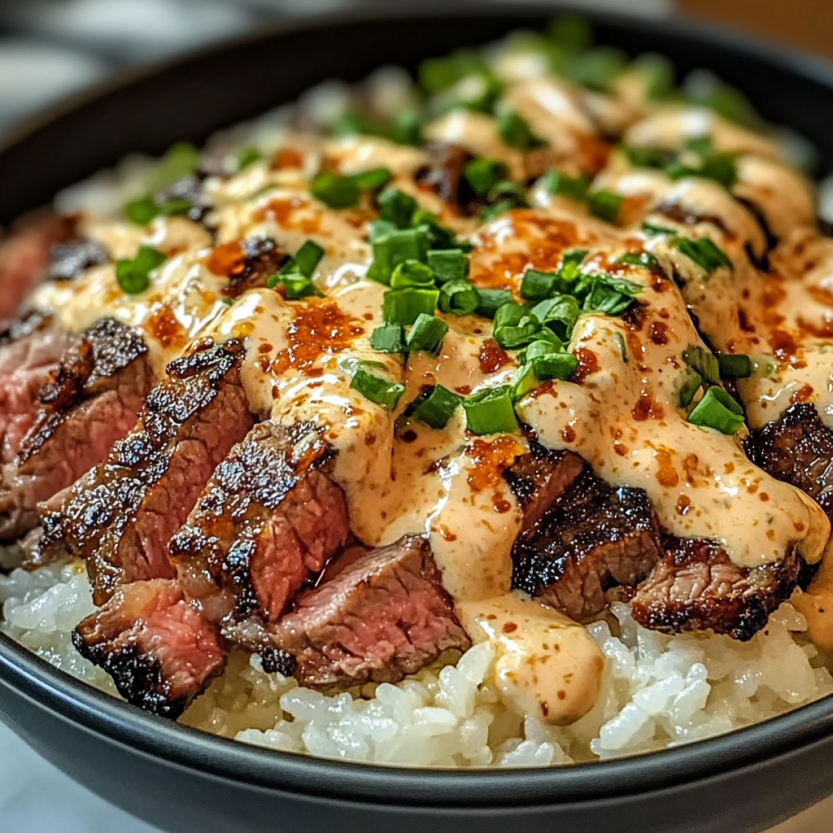 Une assiette de riz avec des morceaux de viande grillée et une sauce épicée.