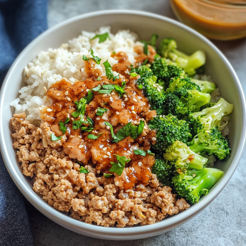 Une assiette de riz et de brocoli avec une sauce épicée.
