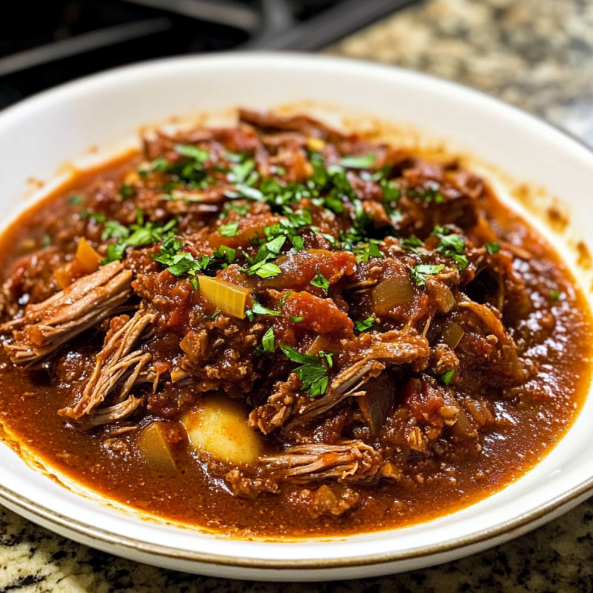 Une assiette de Short Rib Ragu est servie sur une table.