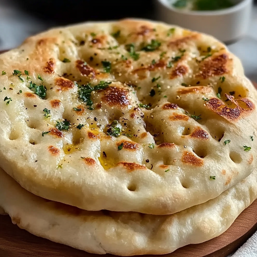 Une pâte de pain sans four est servie sur une planche.