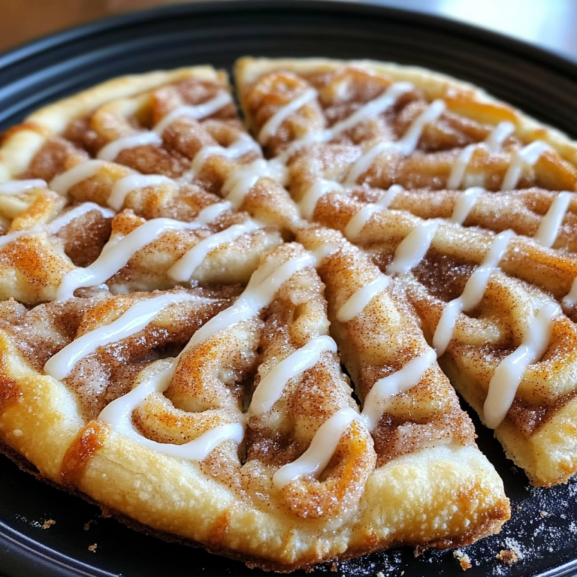 Une pizza faite avec des pains de croissant et sucrée et épicée avec du cannelle.