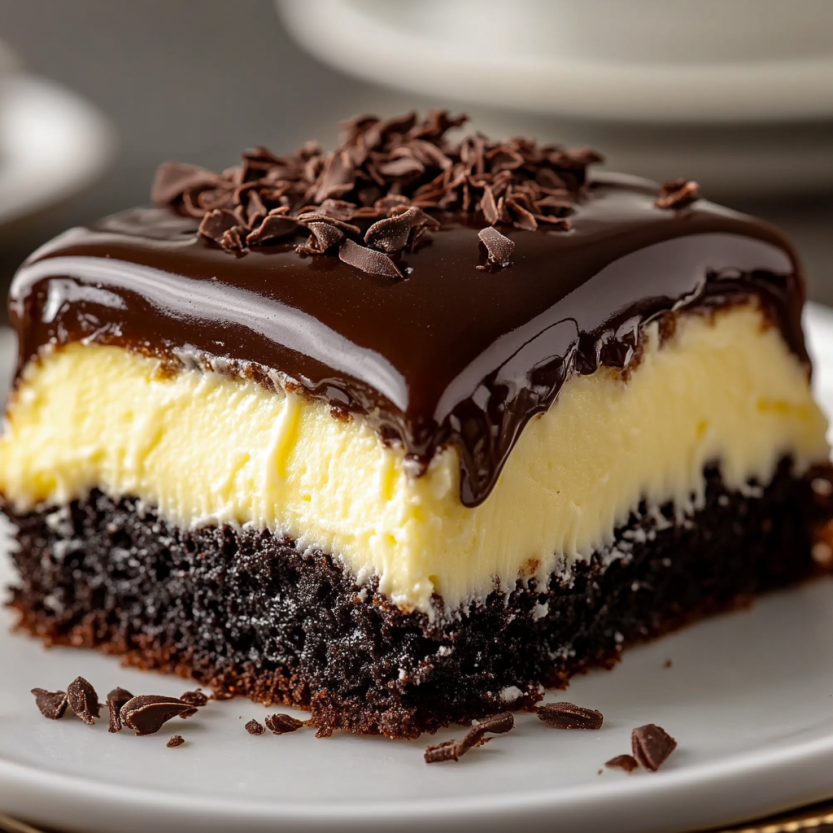Une poke cake chocolat sur une assiette.