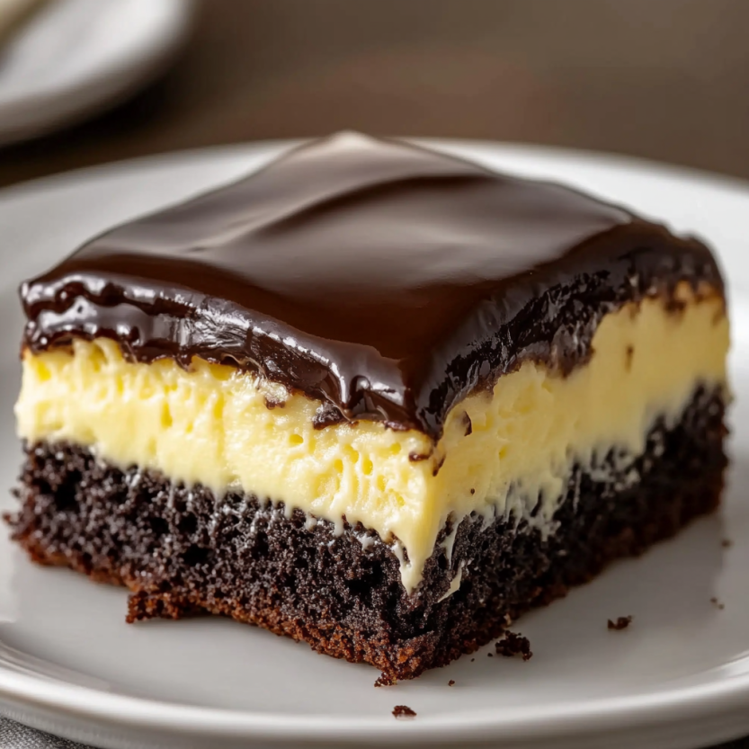 Une portion de Boston Cream Poke Cake sur un plateau.