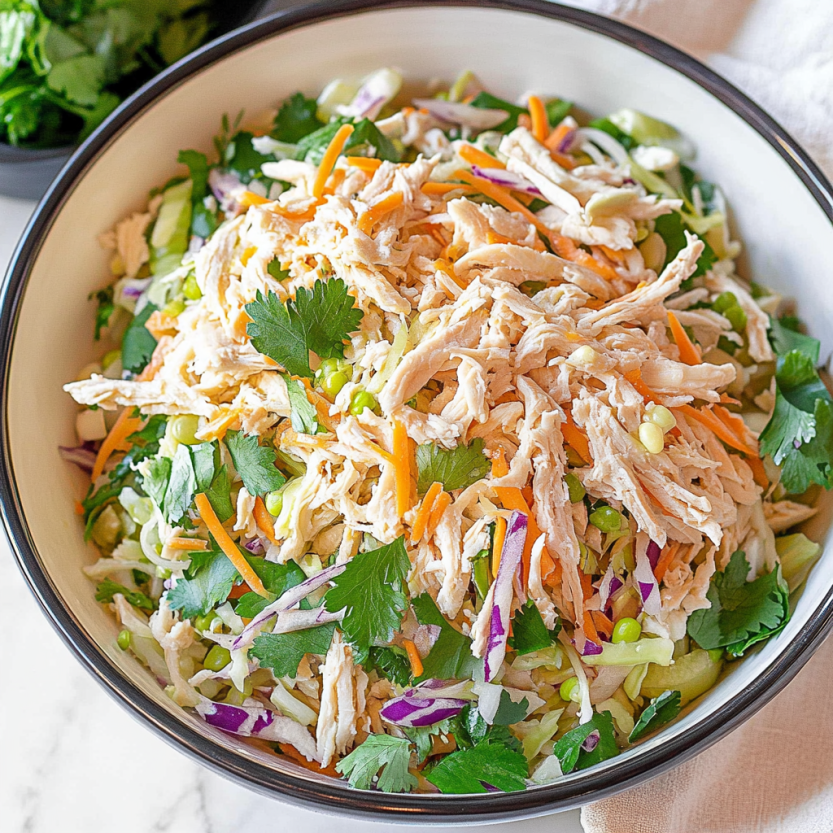 Une salade de poulet vietnamien dans un bol.