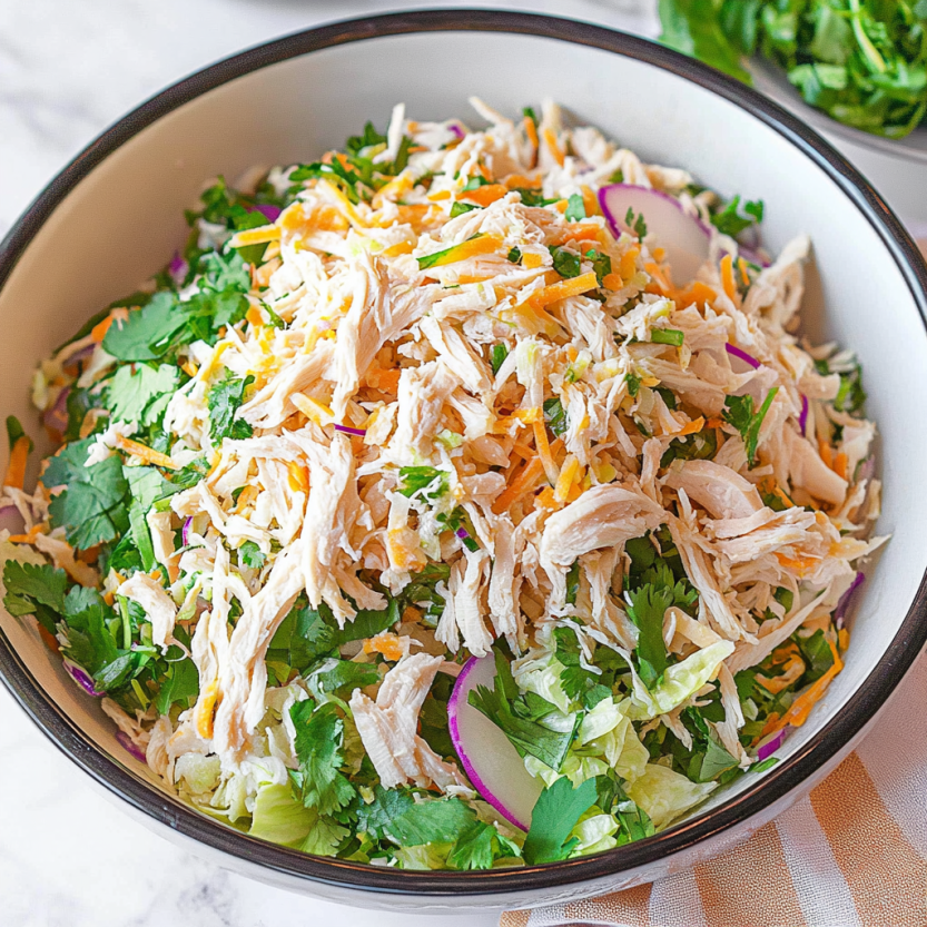 Une assiette de salade de poulet vietnamien.