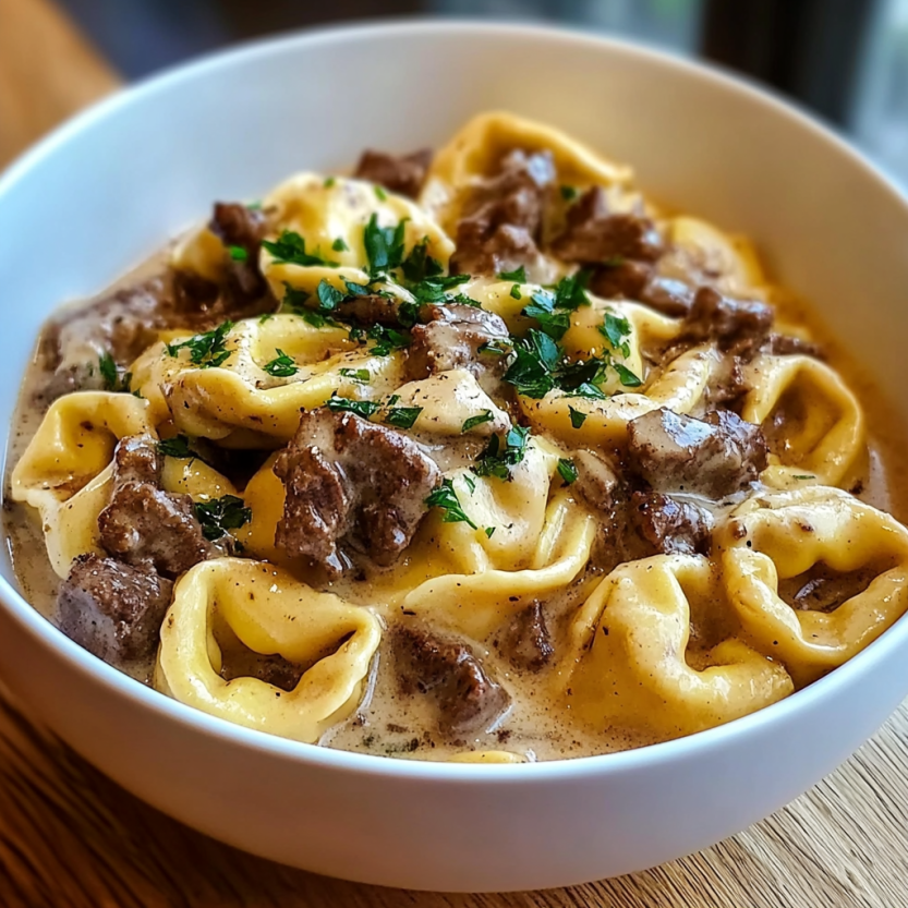 Une assiette de tortellini enrichie dans une sauce de provolone chaud et savoureuse.